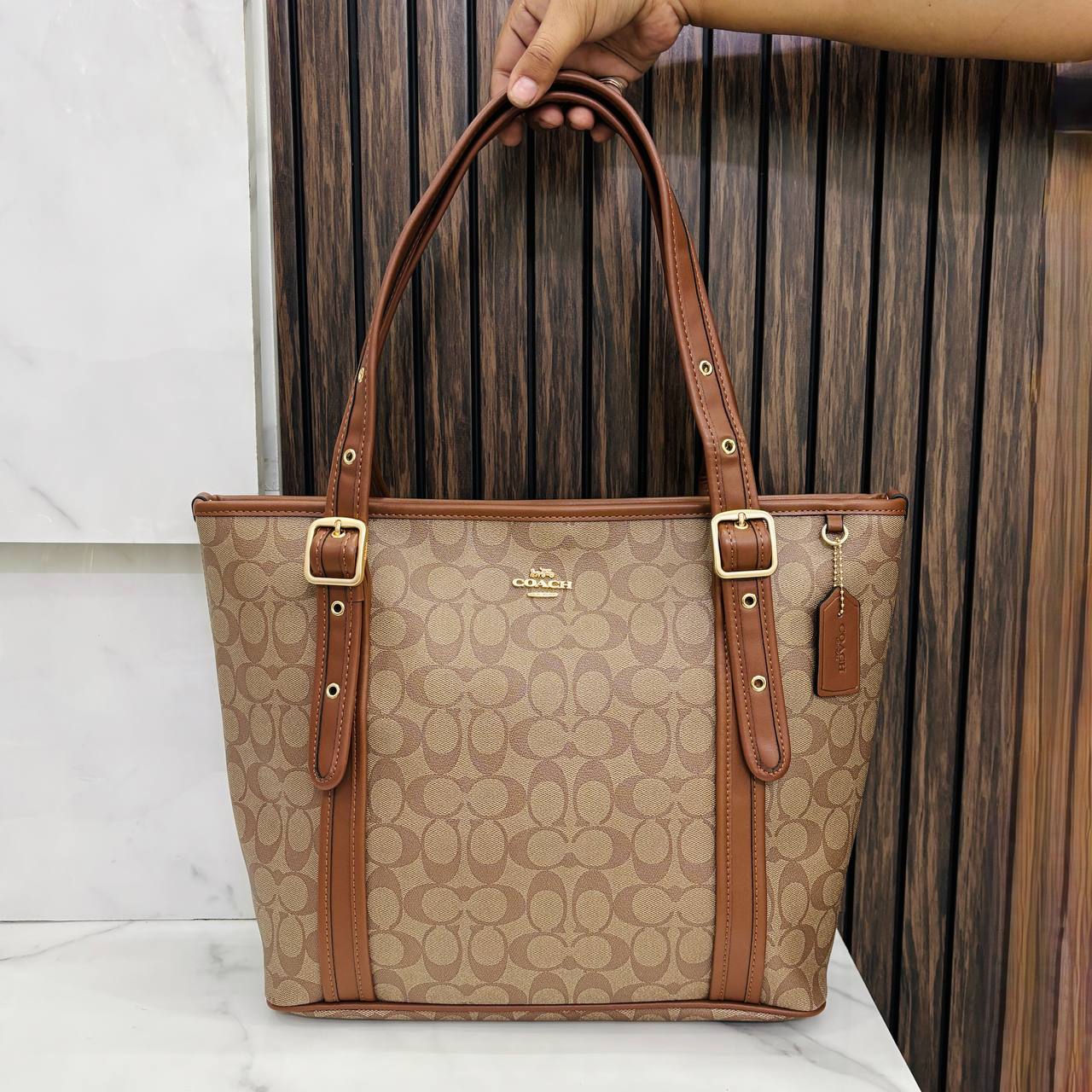 Tote article 136